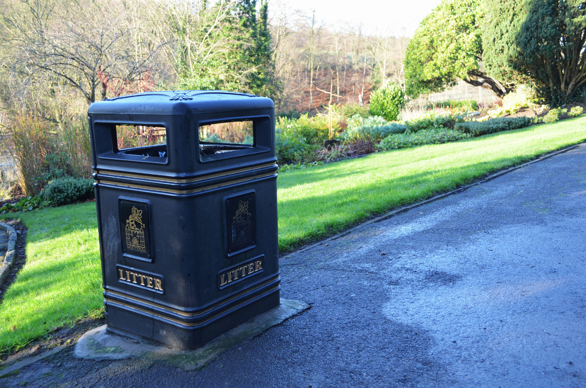 Photograpg of a public litter bin on a path in a park