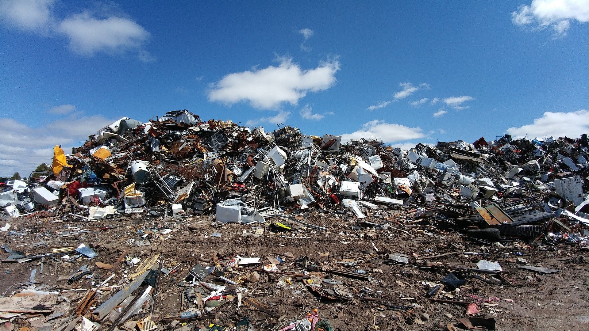 Photograph of a scrap yard by vkingxl from Pixabay